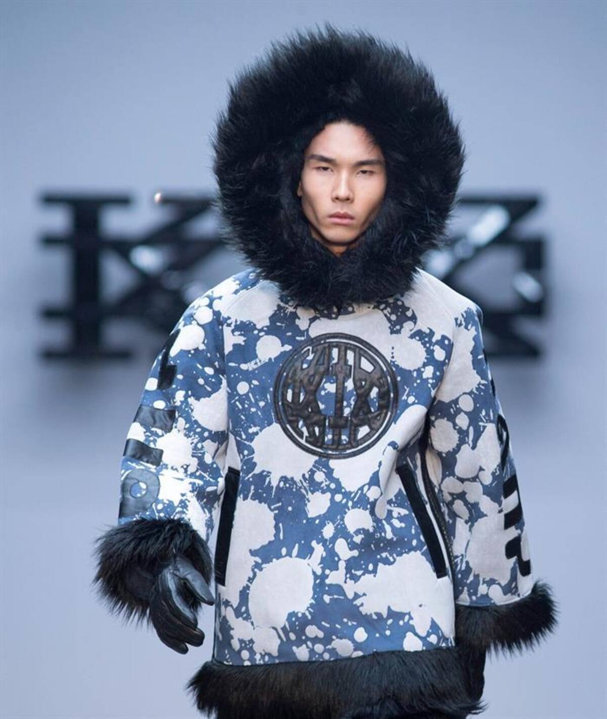 Una serie de modelos presentan la colección de otoño, invierno 2015 en la semana de la moda masculina en Londres, Inglaterra, que se realizará hasta el próximo 12 de enero.