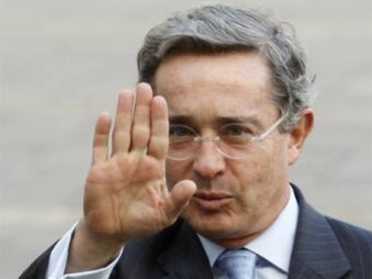 Consejo Nacional Electoral prohíbe a los partidos políticos utilizar la imagen de Uribe en su publicidad