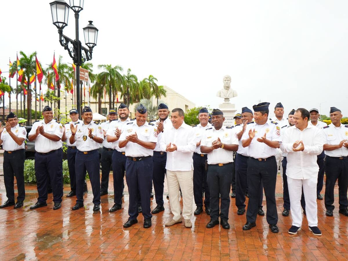 Cuerpo de Bomberos de Cartagena realizó desfile para conmemorar su día