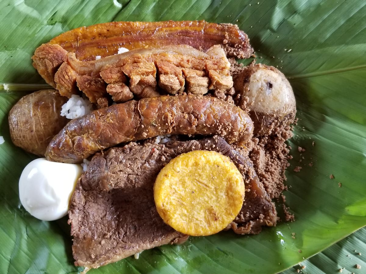 ¿De dónde es el fiambre colombiano? Famoso plato que incluye pollo, carne, huevo y más