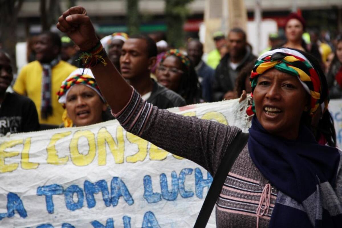 Recorrieron a pie desde el Cauca y llegaron a Bogotá exigiendo que pare la mineria ilegal porque contamina los rios y el habitad de su región.