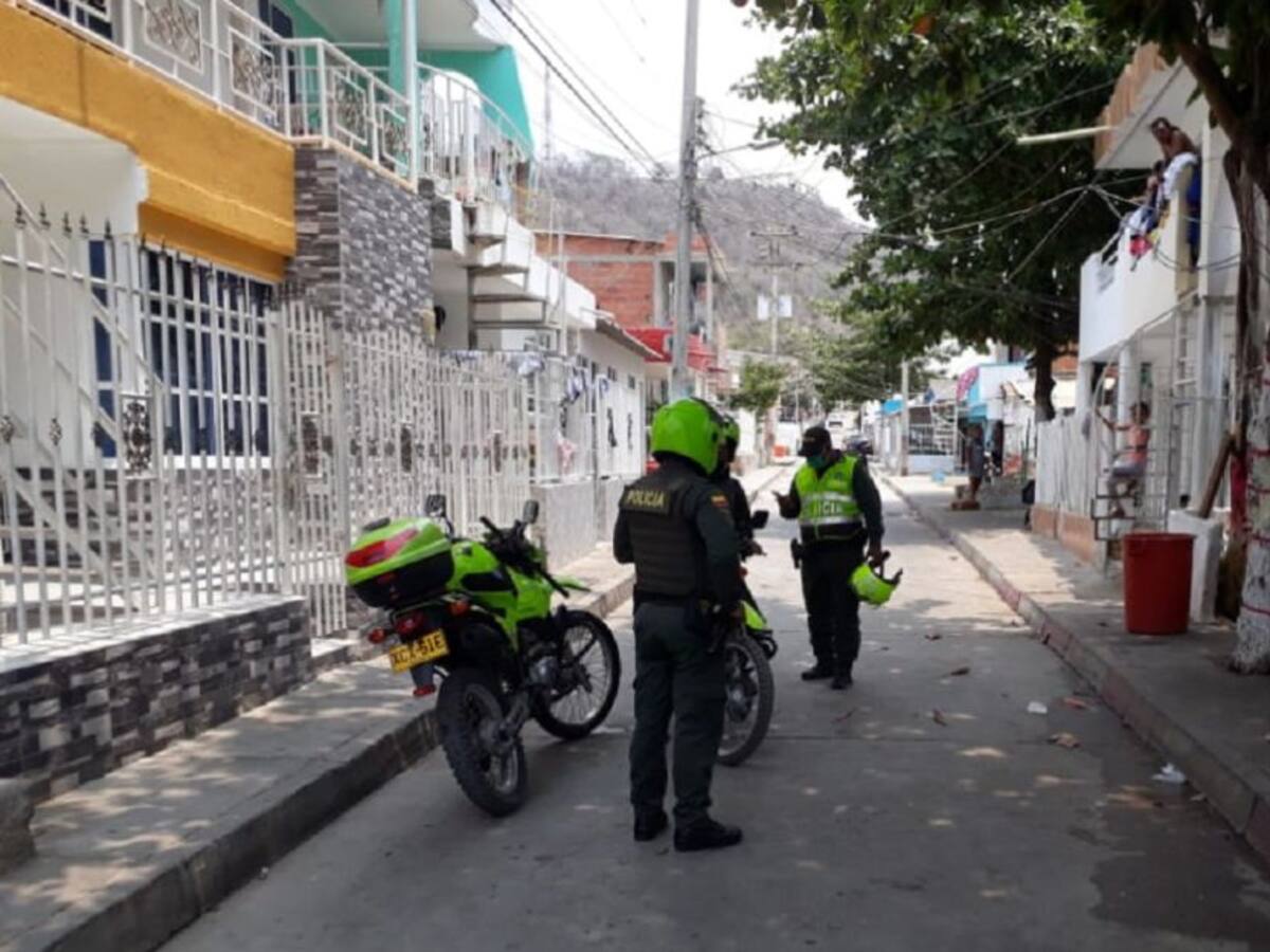 Entre cerveza, música y dominó, violan cuarentena obligatoria en Cartagena