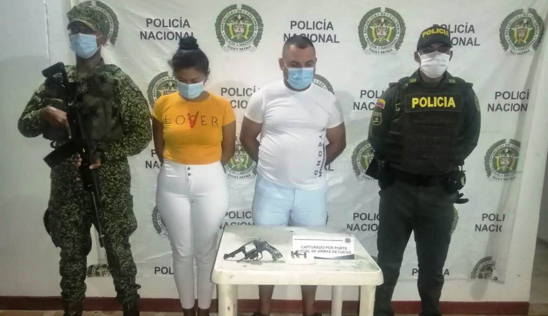Le hallaron un revólver calibre 38 milímetros, pavonado, empuñadura acrílica de carey, marca Smith & Wesson, sin documentación