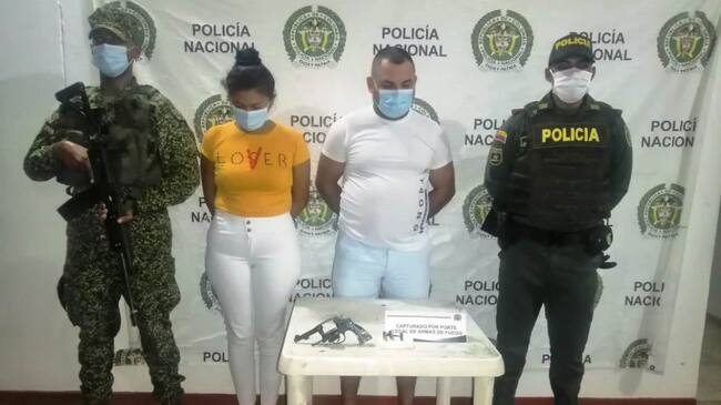 Le hallaron un revólver calibre 38 milímetros, pavonado, empuñadura acrílica de carey, marca Smith & Wesson, sin documentación