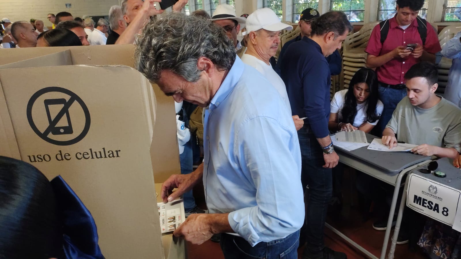 Fajardo votó a primera hora en el barrio El Poblado de Medellín