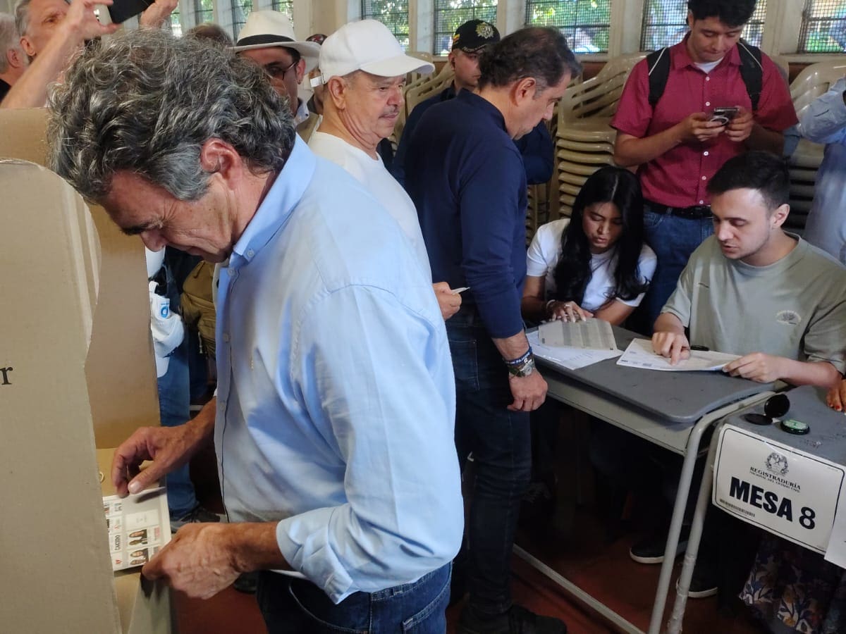 Fajardo votó a primera hora en el barrio El Poblado de Medellín
