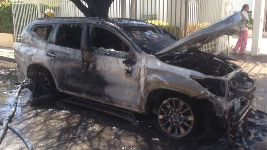 El vehículo asignado por la UNP se incendió frente a la vivienda del exsenador ubicada en el Barrio Jardín en Santa Marta. Foto: Bomberos Santa Marta.