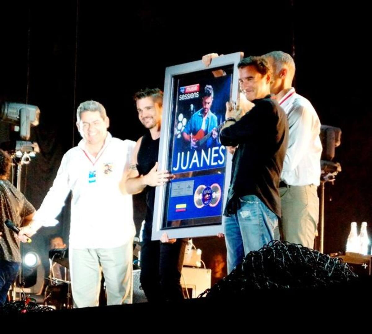 Juanes recibió otro regalo durante su concierto: Una cruz, la cual agradeció diciendo “Jesucristo… y Bob Marley”.