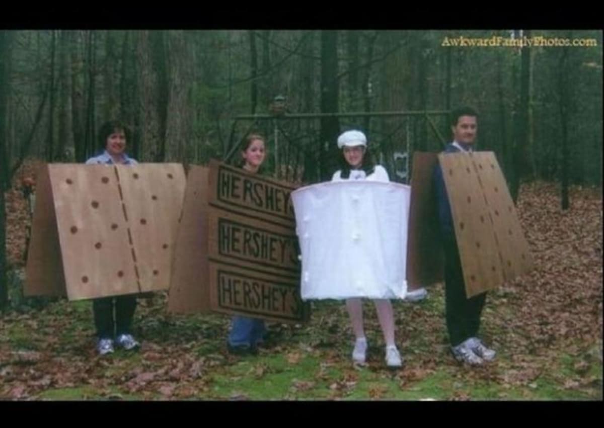 Los amigos que se quieren disfrazar en grupo, tienen esta idea: Hersheys con leche. Foto: Akwardfamilyphotos.com