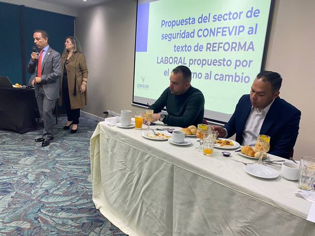 Presidente de la Confevip, Miguel Ángel Díaz, en encuentro con delegados de Gobierno y empresarios del sector. Cortesía.