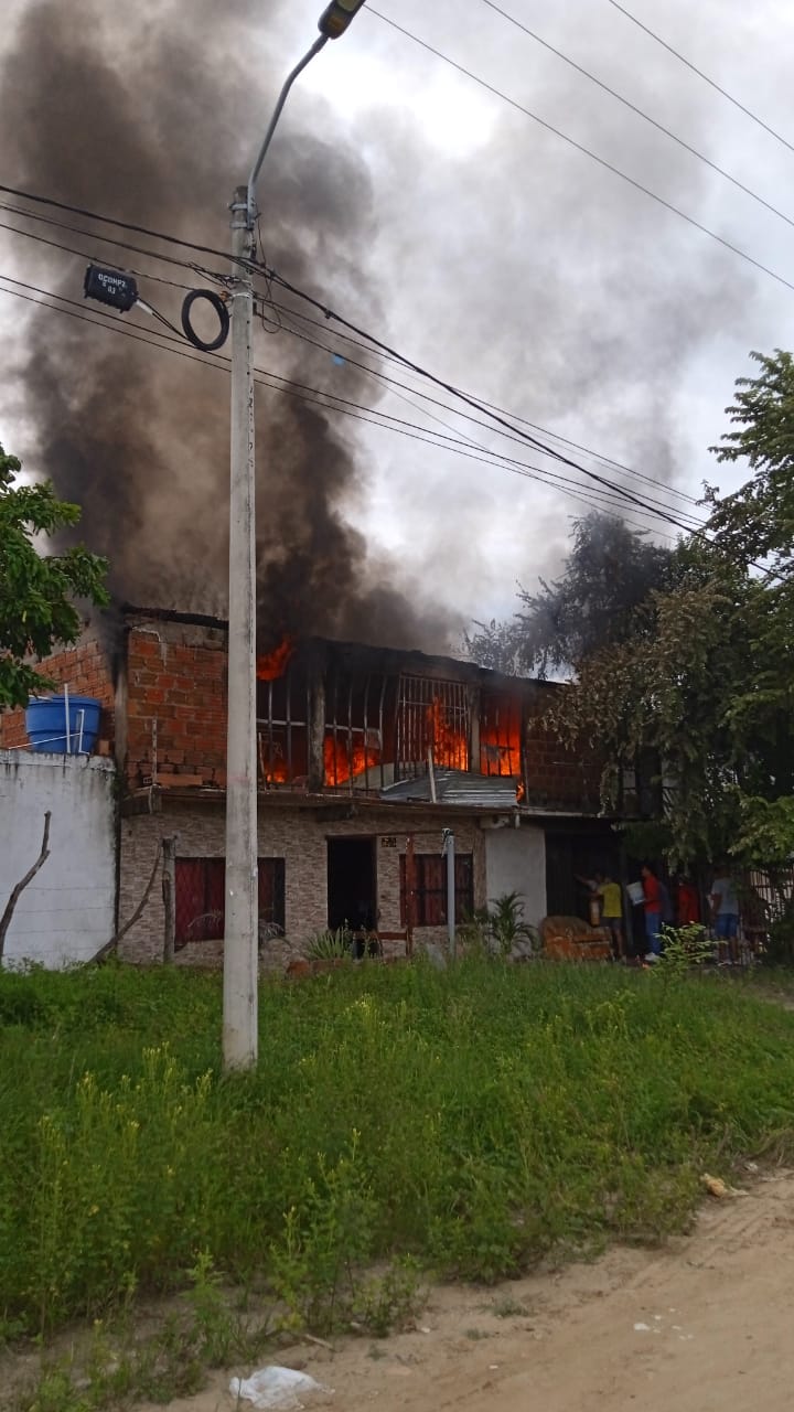 El incendio se presentó en una empresa que elabora colchones. Foto Bomberos Ofíciales Neiva.