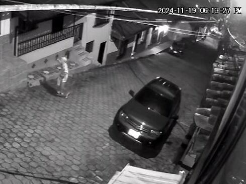 Momento en el que un hombre lanza el explosivo a la casa del alcalde del Carmen de Arato