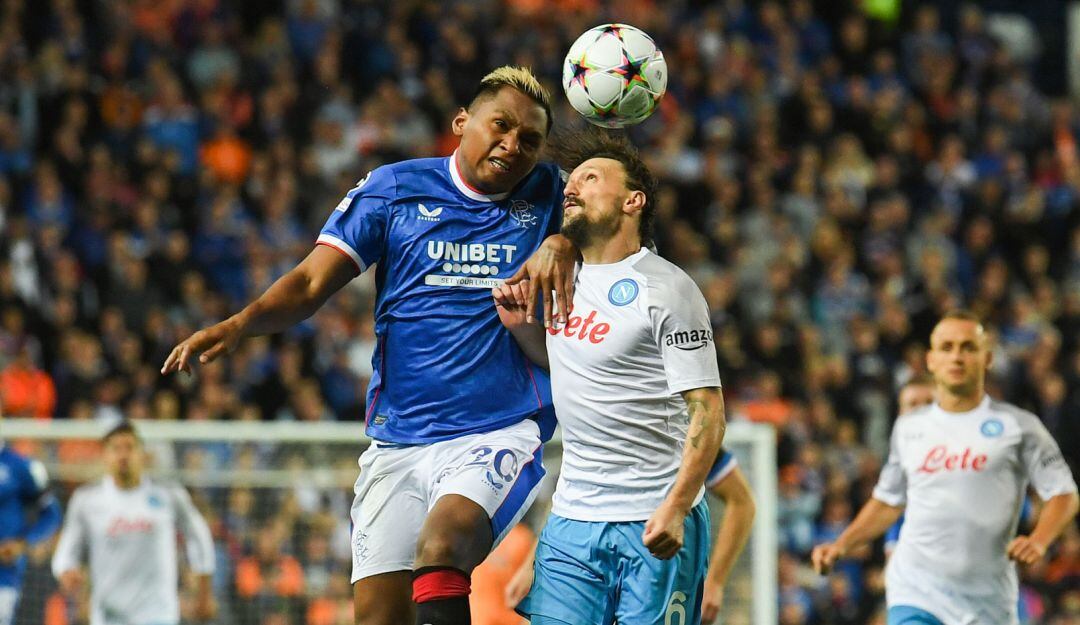 Alfredo Morelos y Mario Rui en el partido por Champions League