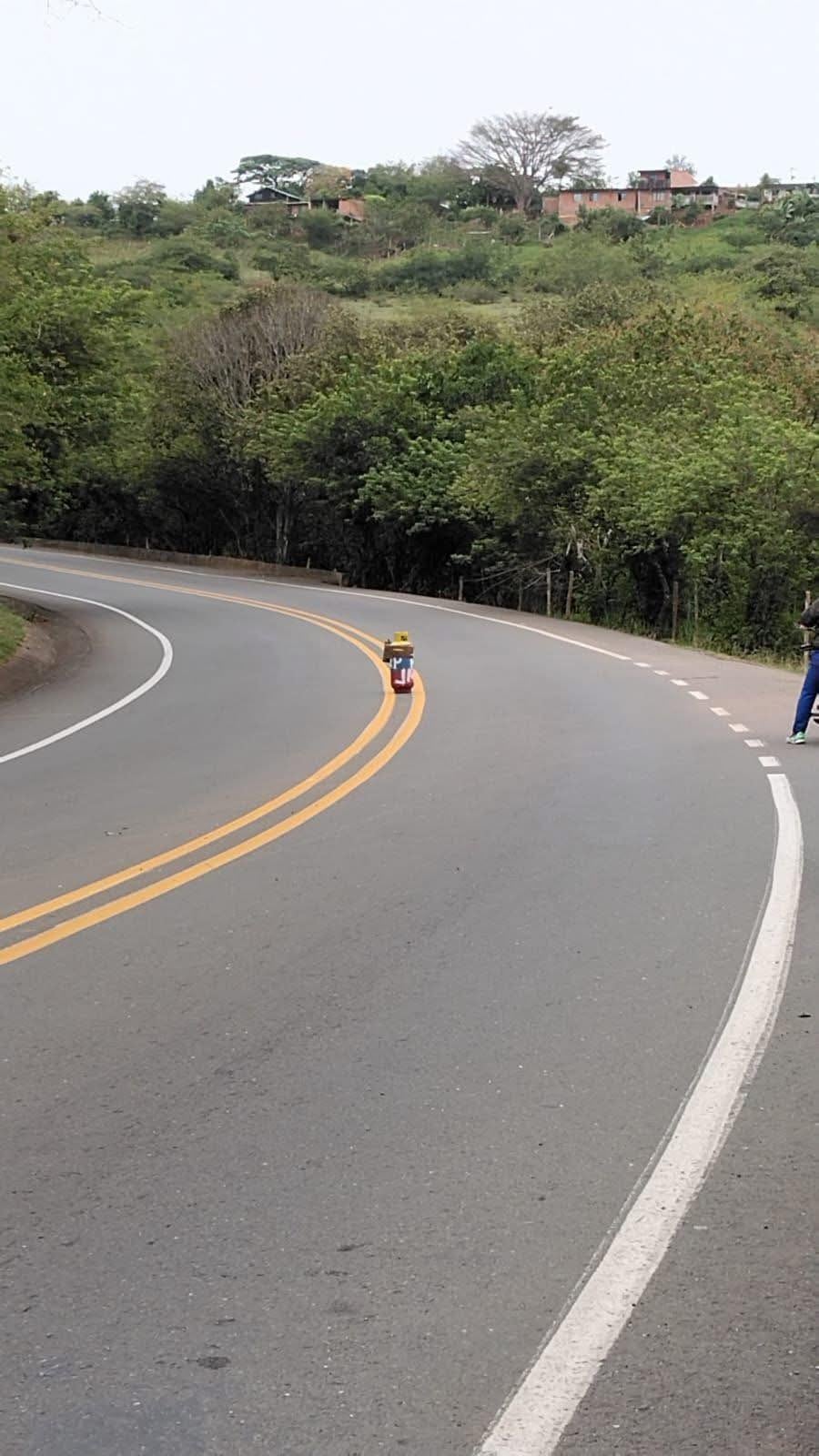 Hostigan a la Policía durante verificación de cilindro sospechoso en la vía Cali – Buenaventura