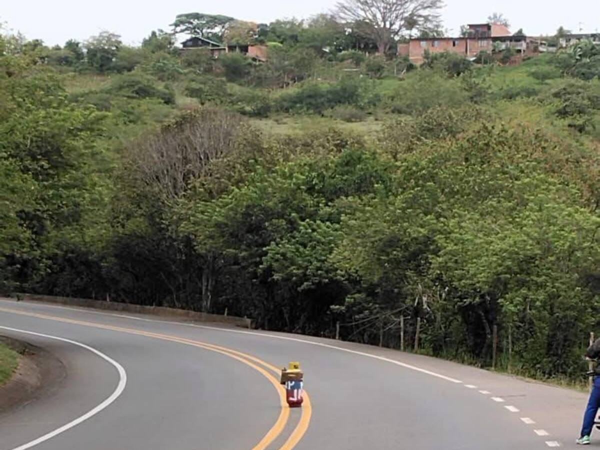 Hostigan a la Policía durante verificación de cilindro sospechoso en la vía Cali – Buenaventura