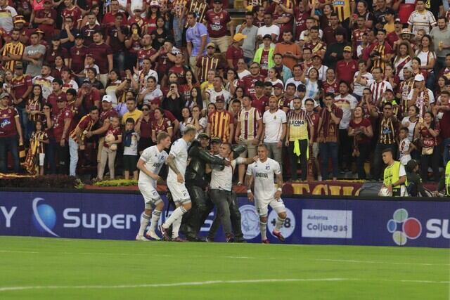 Los jugadores de Millonarios abordan al aficionado que agredió a Daniel Cataño / Colprensa.