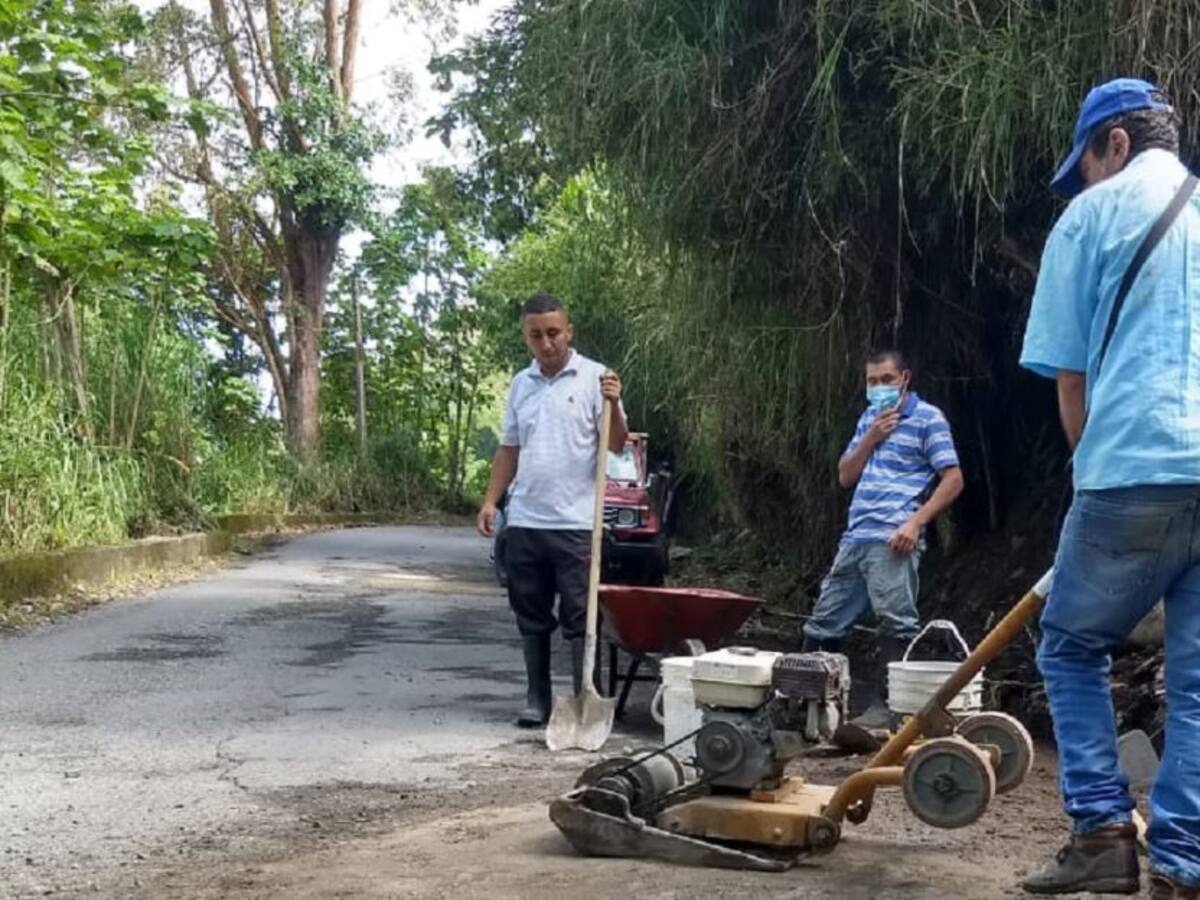Por inseguridad vial, la comunidad de La Aurora reparó la carretera