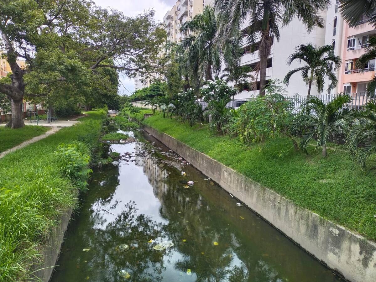 Vecinos de La Plazuela piden solución al estancamiento de aguas en Canal Ricaurte