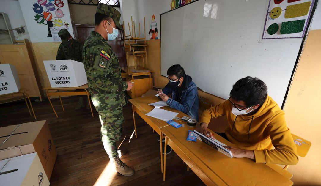 Los colegios electorales en Ecuador abrieron hoy a las 7:00 a.m.