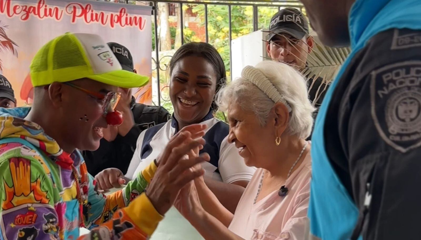 La Policía se conecta con el corazón de los adultos mayores de la fundación ‘Una Mano Amiga’