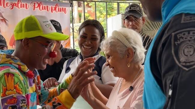 La Policía se conecta con el corazón de los adultos mayores de la fundación ‘Una Mano Amiga’