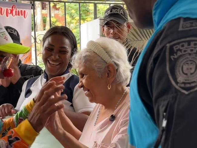 La Policía se conecta con el corazón de los adultos mayores de la fundación ‘Una Mano Amiga’