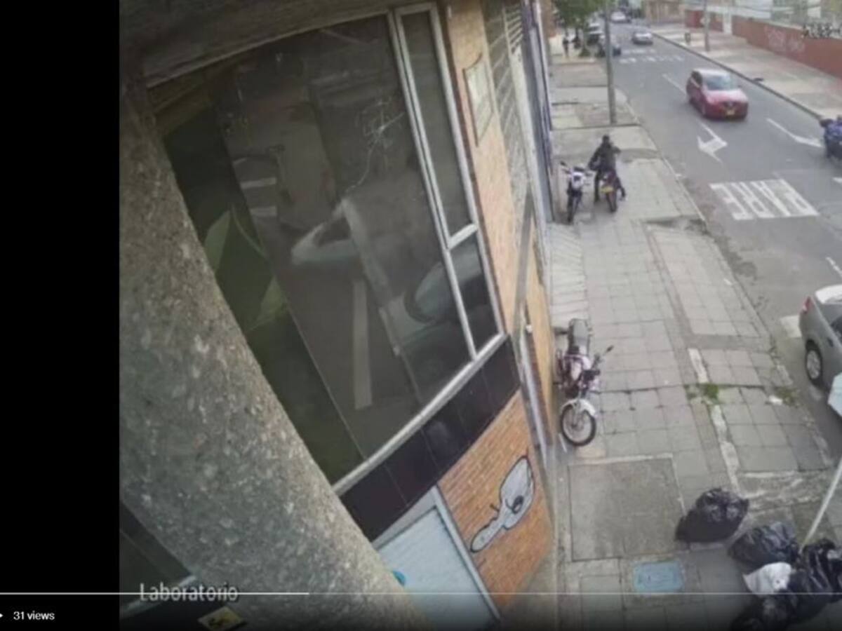 Video: Joven saltó sobre delincuente evitando el robo de su moto en Bogotá