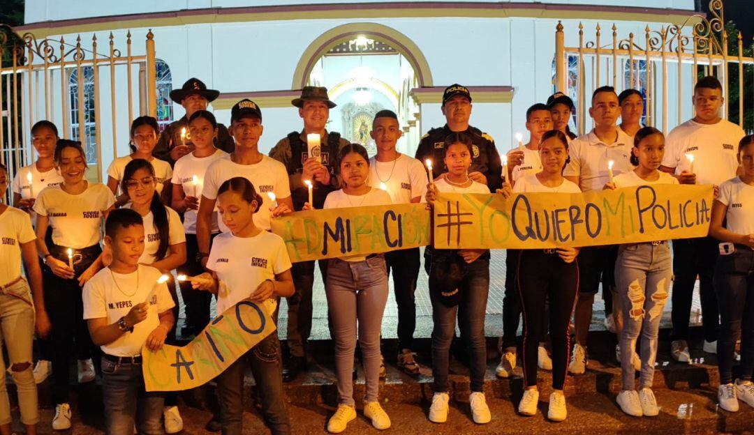 De manera simultánea, en varios municipios y corregimientos del departamento se realizó un homenaje a los uniformados de la institución