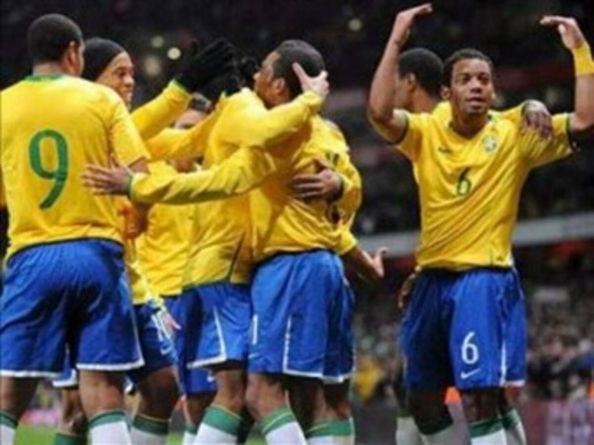Brasil sigue dominando el escalafón FIFA. Colombia cayó una posición