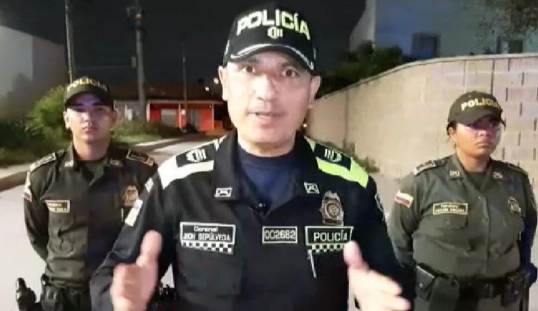 Policía entregando reporte de los homicidios