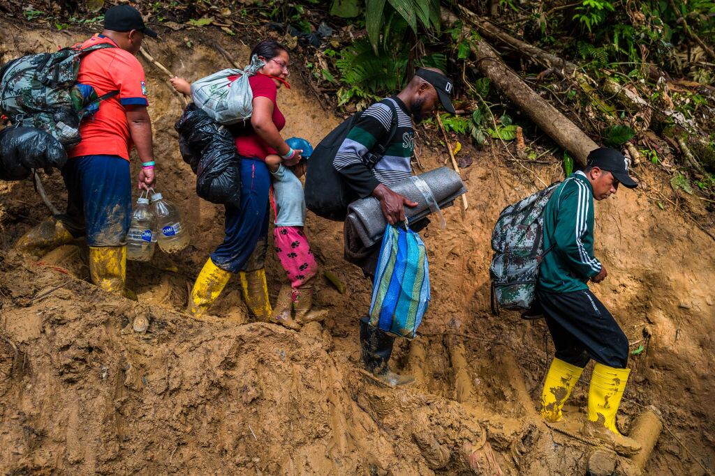 Personas atravesando la selva del Darién. Foto: Getty Images.