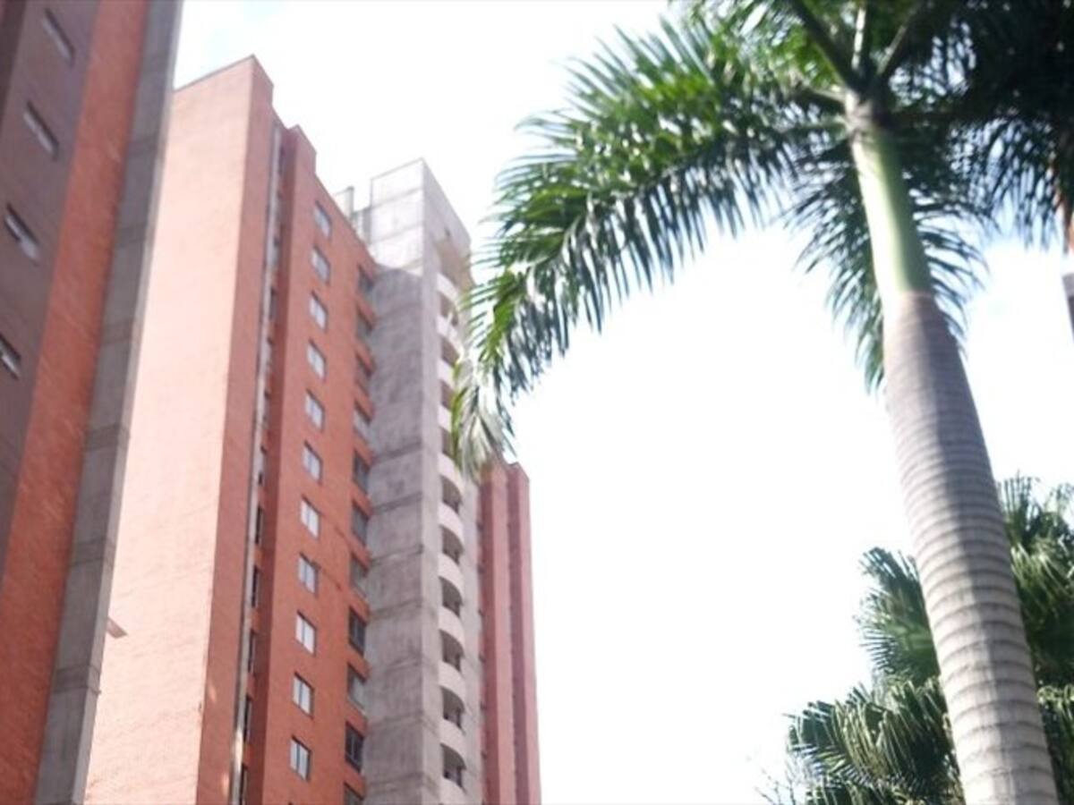 Monitorean edificio de Medellín con riesgo de colapso por daño estructural en una columna