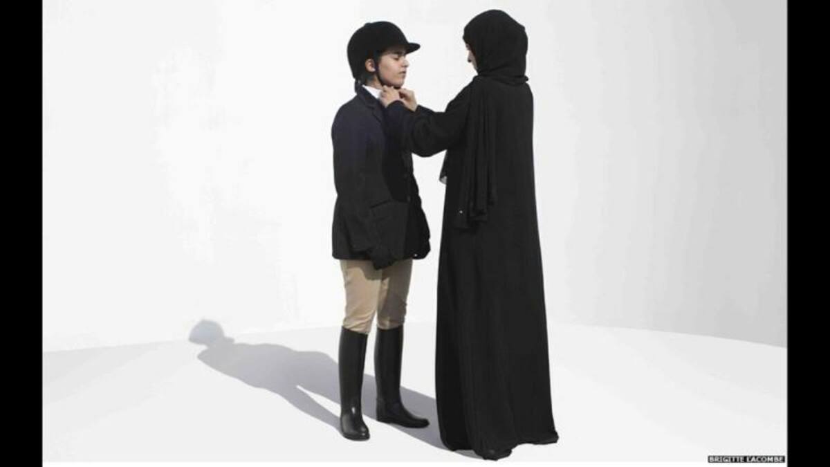 La muestra "Hey'Ya: mujeres árabes en el deporte" fue comisionada por la Autoridad de Museos de Qatar como parte del Año de la Cultura en Reino Unido. En ella se ve a varias estrellas deportivas de aquel país, como la jokey Maryam Al Boinin, junto con otras atletas de distintas nacionalidades.