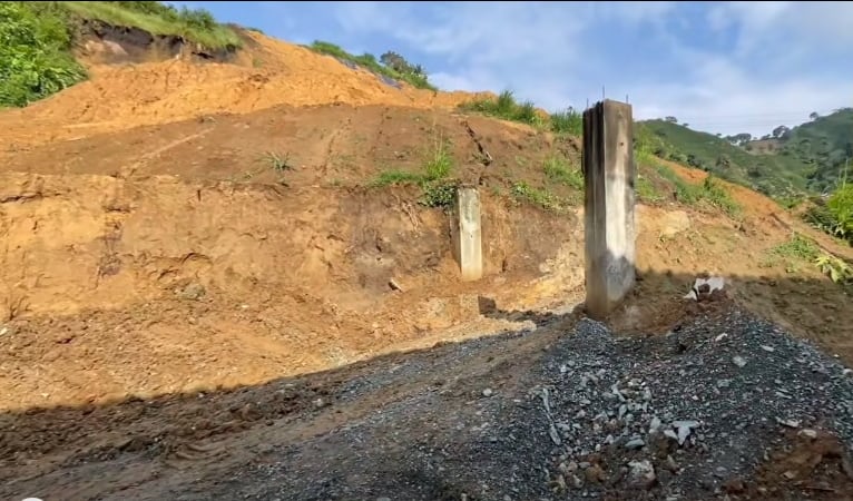 Derrumbe en los barrios San Carlos y Funvascar en Chinchiná, Caldas. Foto: Facebook Alcaldía de Chinchiná.