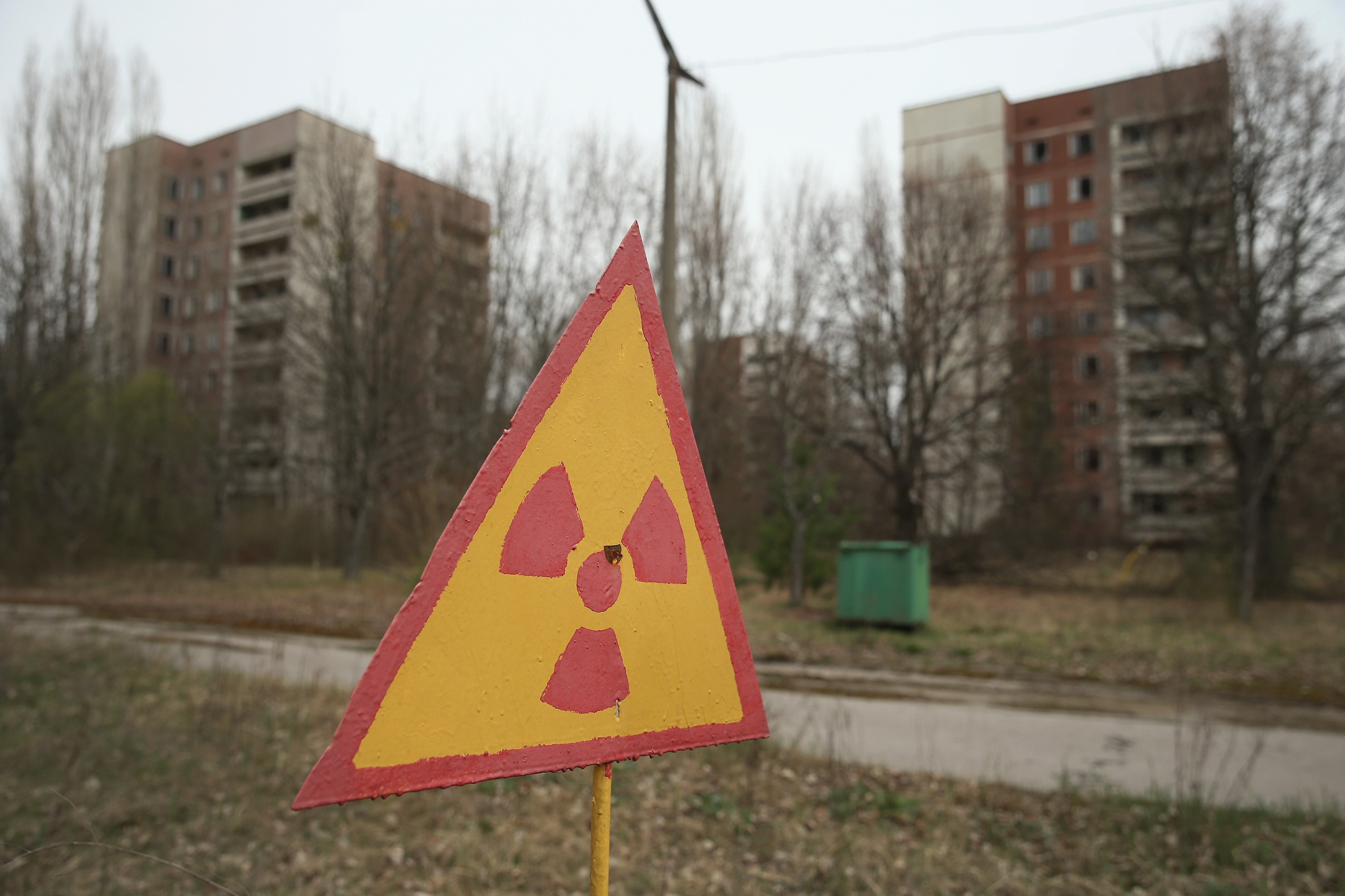 Signo de alerta radioactiva en la región de exclusión de Chernobyl (Ucrania)