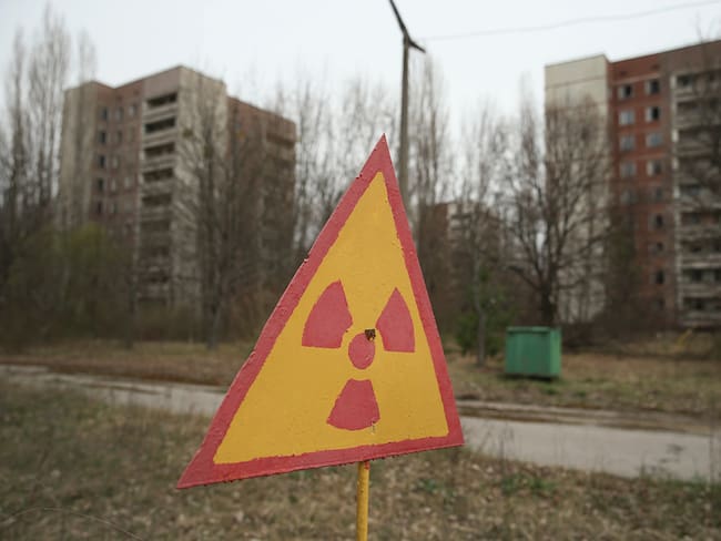Signo de alerta radioactiva en la región de exclusión de Chernobyl (Ucrania)