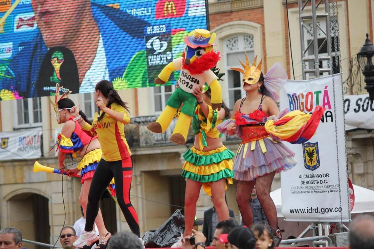 La plaza de Bolívar reúne a miles de hinchas de la selección.