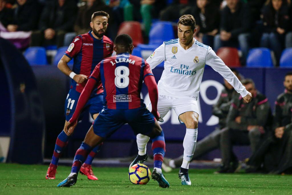 Jefferson Lerma y Cristiano Ronaldo | Foto: Jeroen Meuwsen/Soccrates/Getty Images