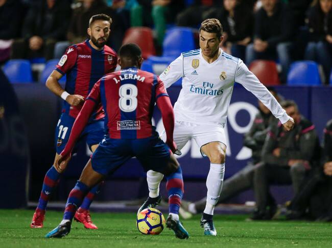 Jefferson Lerma y Cristiano Ronaldo | Foto: Jeroen Meuwsen/Soccrates/Getty Images