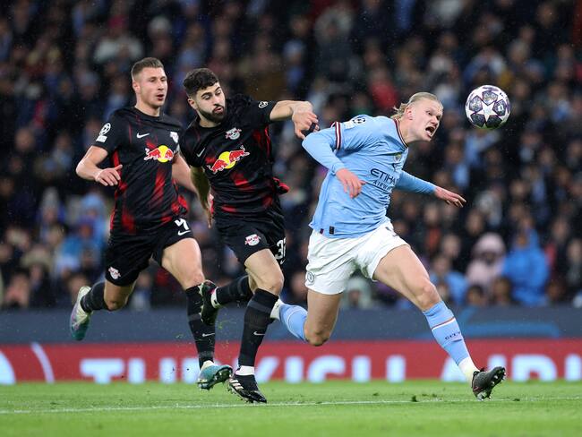 MANCHESTER, ENGLAND - MARCH 14: Erling Haaland of Manchester City holds off a challenge from Josko Gvardiol and Willi Orban of RB Leipzig during the UEFA Champions League round of 16 leg two match between Manchester City and RB Leipzig at Etihad Stadium on March 14, 2023 in Manchester, England. (Photo by Alex Livesey - Danehouse/Getty Images)