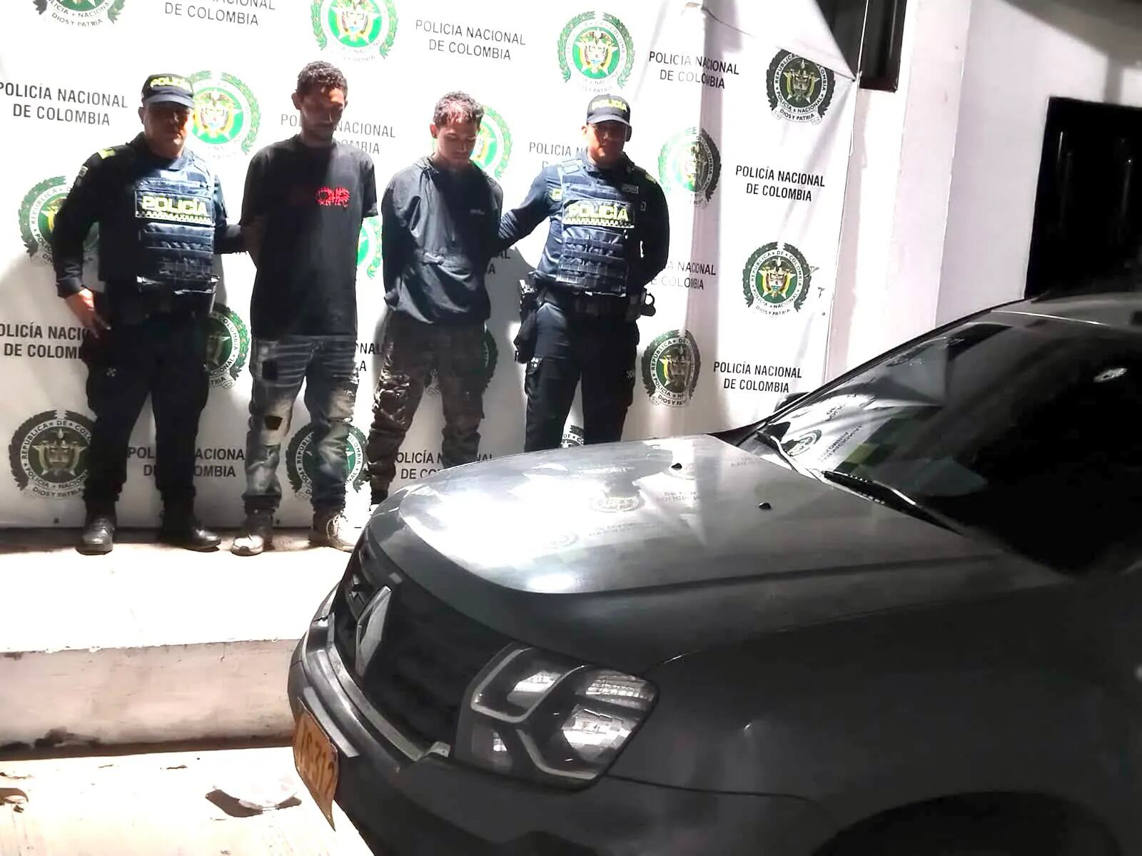 Dos capturados y vehículo recuperado en Santa Marta. Foto: Policía Metropolitana 