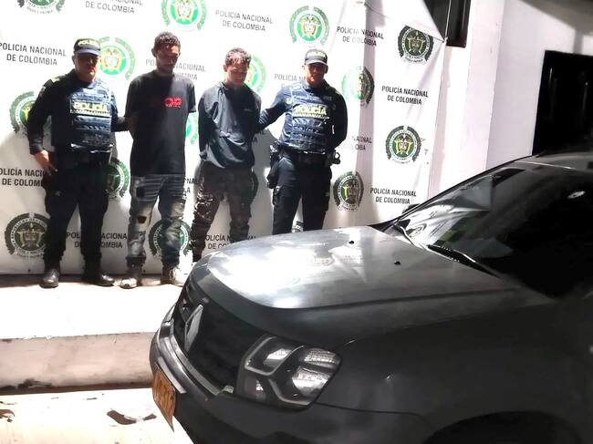 Dos capturados y vehículo recuperado en Santa Marta. Foto: Policía Metropolitana