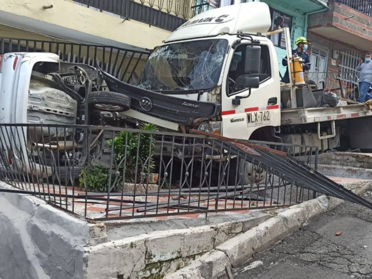 Otra vez, una grúa se quedó sin frenos y afectó a 14 casas en Manrique