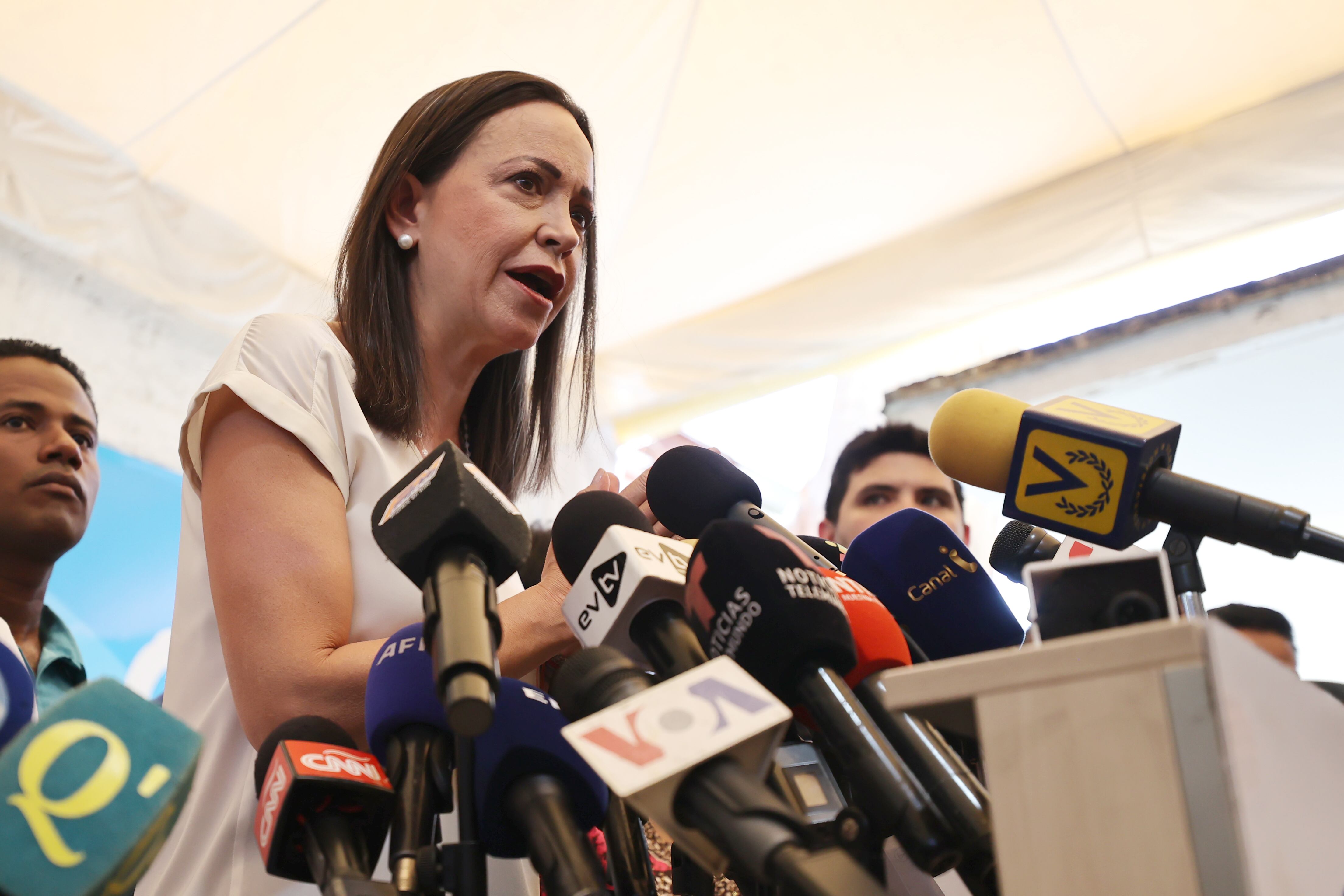 La exdiputada María Corina Machado habla durante una rueda de prensa en relación a la candidatura de Manuel Rosales y Corina Yoris para la presidencia. 

(Foto: EFE/ Miguel Gutiérrez)
