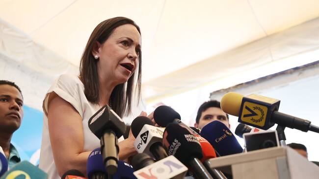 AME2669. CARACAS (VENEZUELA), 26/03/2024.- La exdiputada María Corina Machado habla durante una rueda de prensa este martes, en Caracas (Venezuela). La líder opositora venezolana María Corina Machado ratificó este lunes que se mantendrá en la ruta electoral de cara a los comicios presidenciales del 28 de julio, sin explicar de qué forma lo hará, ante la imposibilidad de la Plataforma de la Unidad Democrática (PUD) de inscribir a la historiadora Corina Yoris en el plazo establecido por el Consejo Nacional Electoral (CNE). EFE/ Miguel Gutiérrez