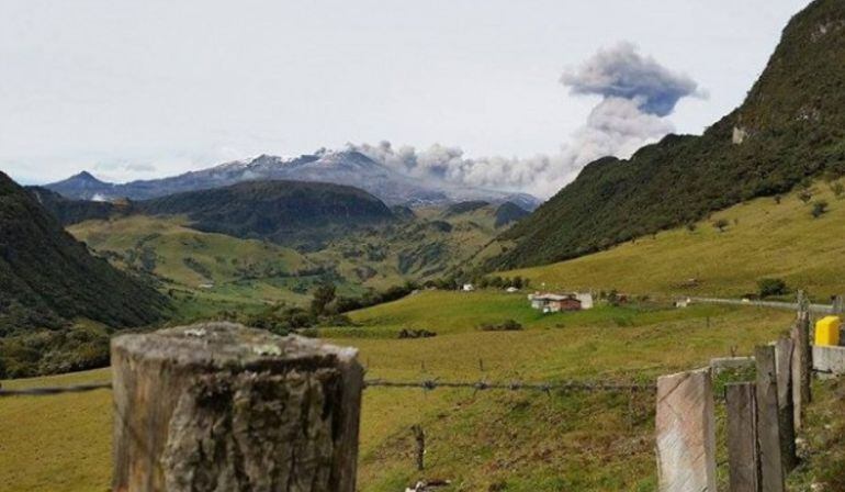 Desde varios puntos del departamento, se observó la expulsión de ceniza del volcán Nevado del Ruiz.