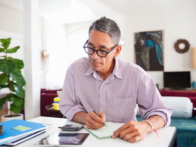 Persona haciendo cálculos / Getty