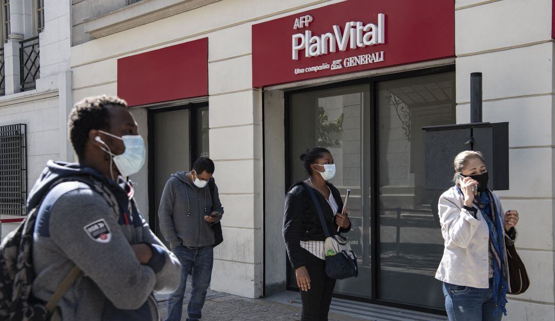 Chilenos hacen fila para sacar el 10% de los fondos de pensiones