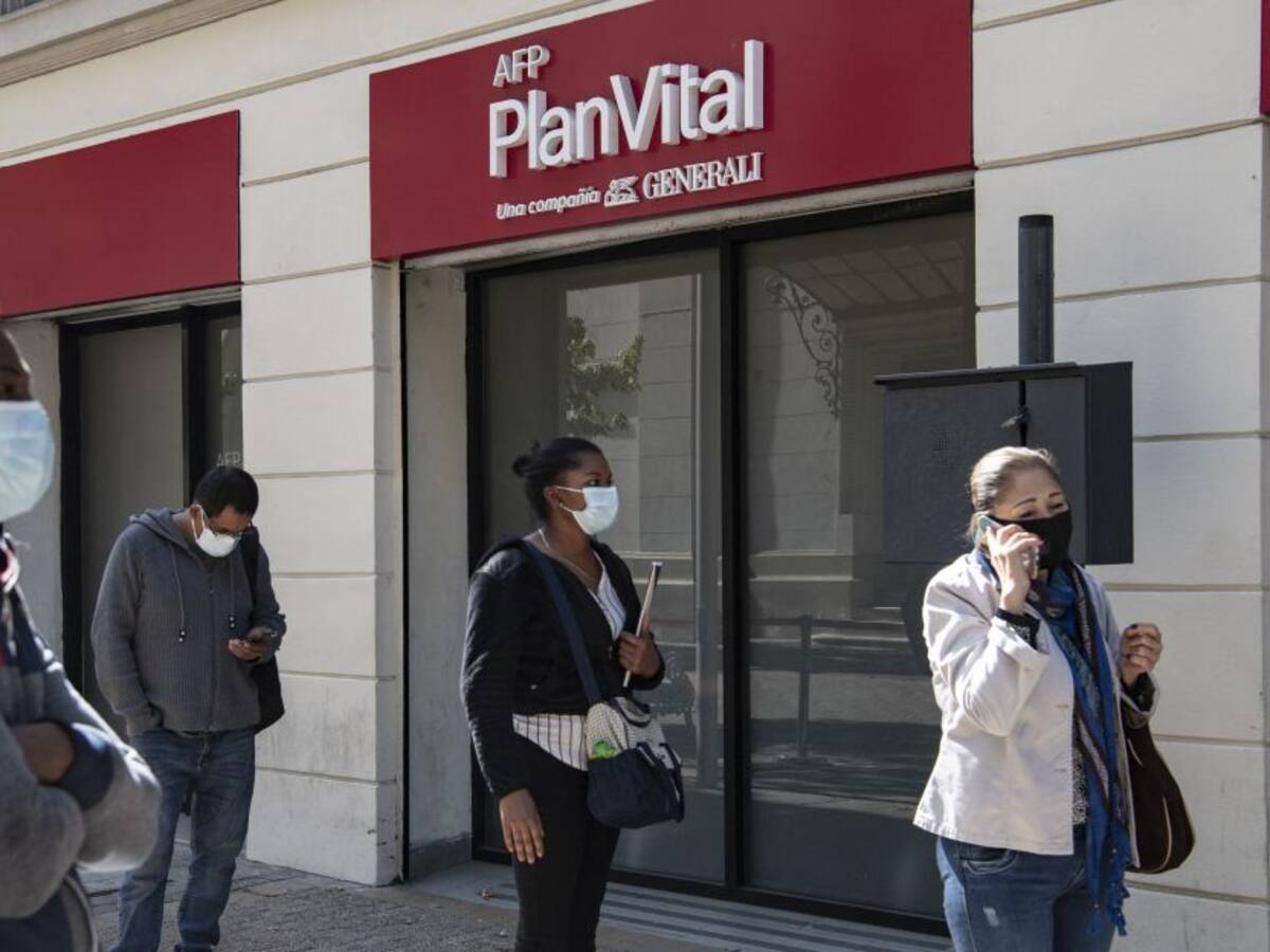 Chile inicia tercer retiro de pensiones para aliviar crisis por COVID-19