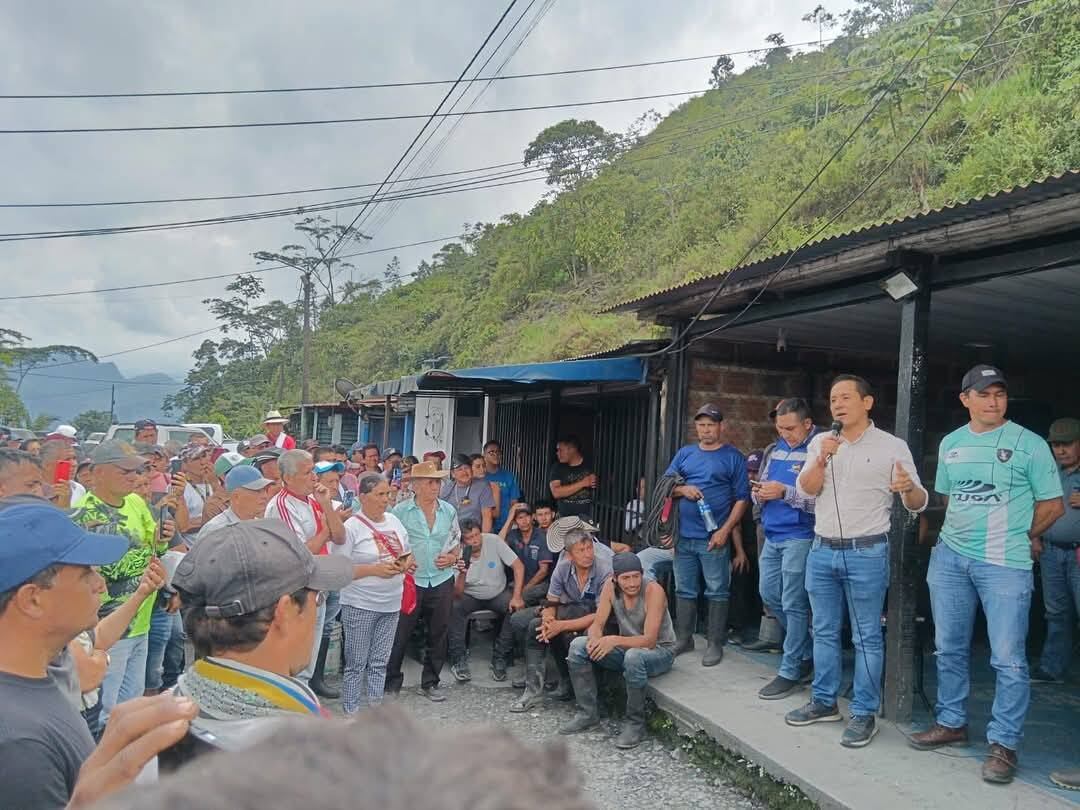 El alcalde de San Pablo de Borbur (Boyacá), Carlos Alberto Castellanos, se ha reunido con los mineros para tratar diversos temas. Foto | Alcaldía San Pablo de Borbur